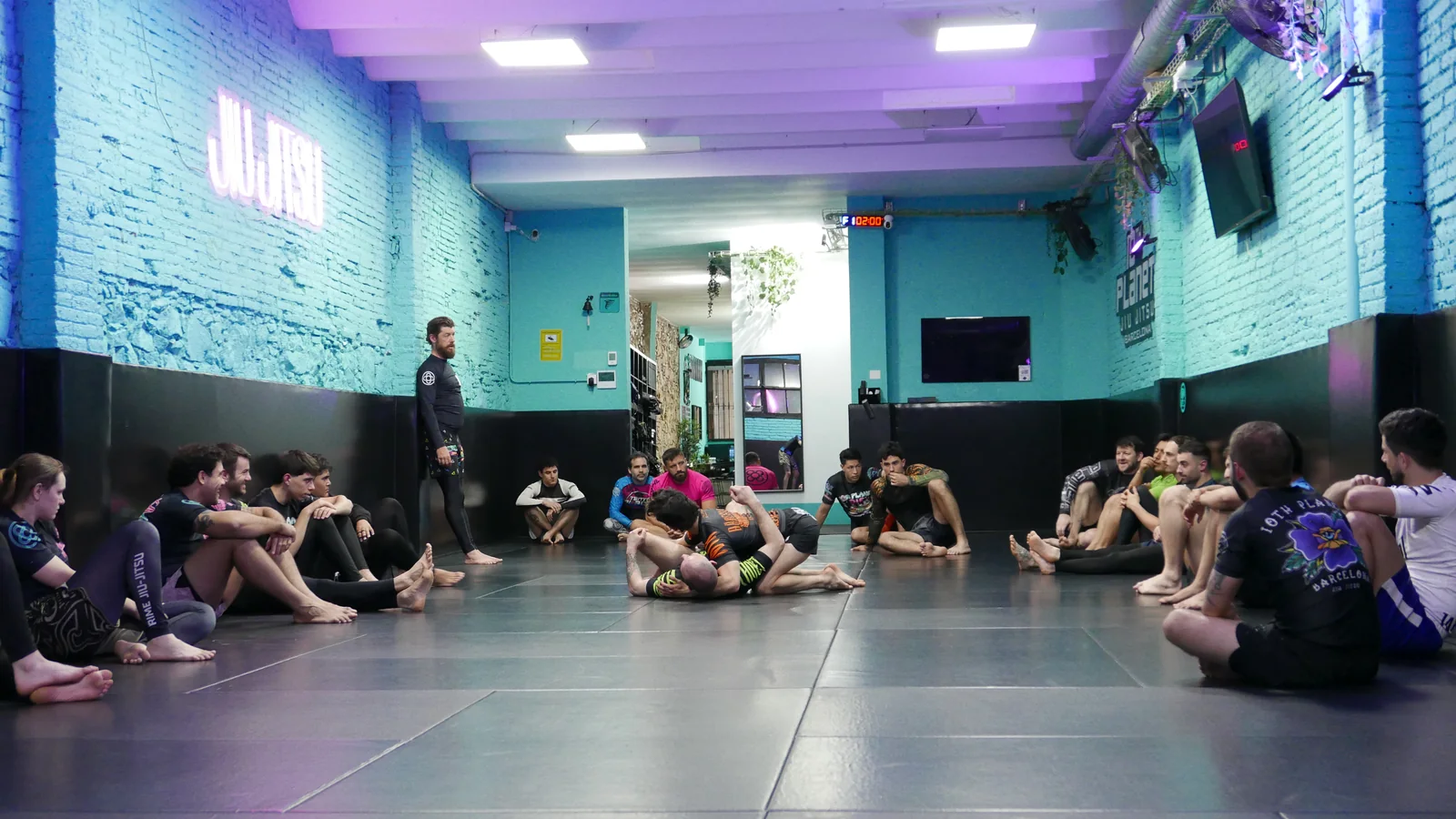 Alumnes entrenant al tatami