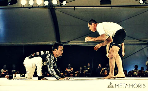 Eddie Bravo i Royler Gracie cara a cara abans d’un intercanvi de grappling